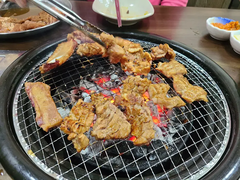 숯불 위에서 익어가는 양념갈비