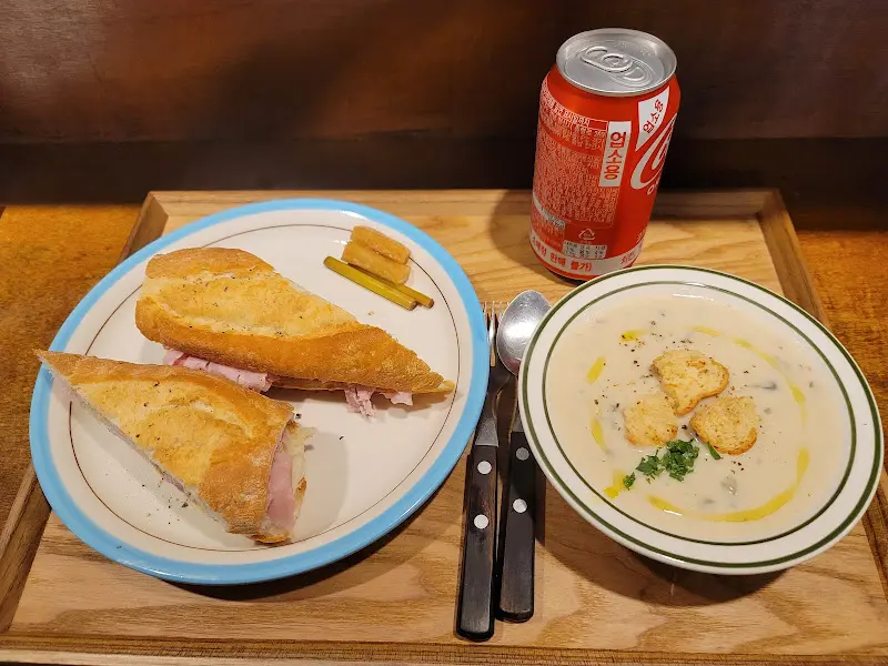 샌드위치와 스프, 음료