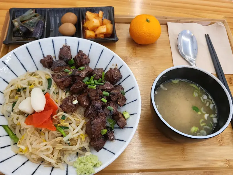 한입 스테이크 덮밥 전체 상차림