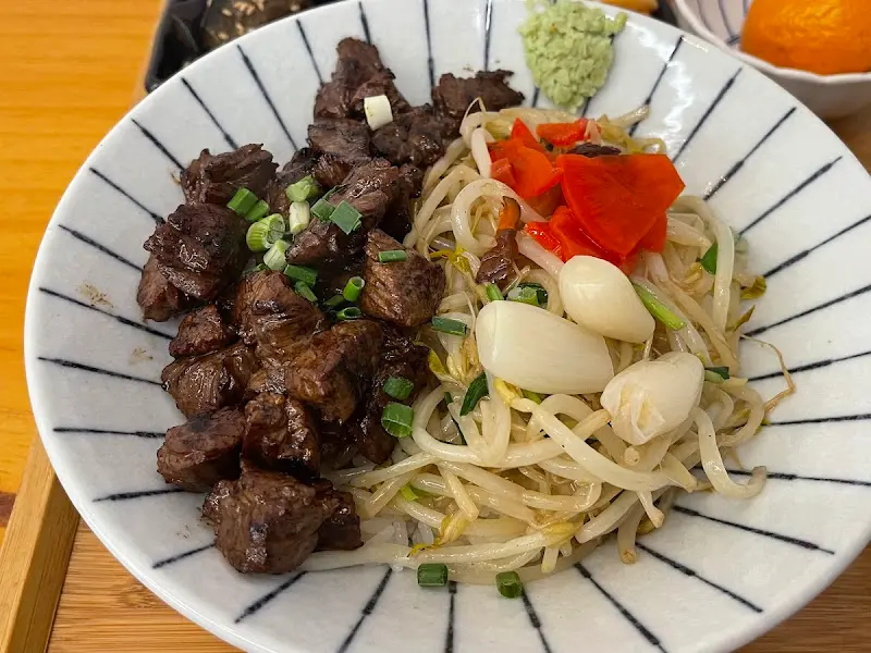 스테이크 덮밥과 곁들임 반찬