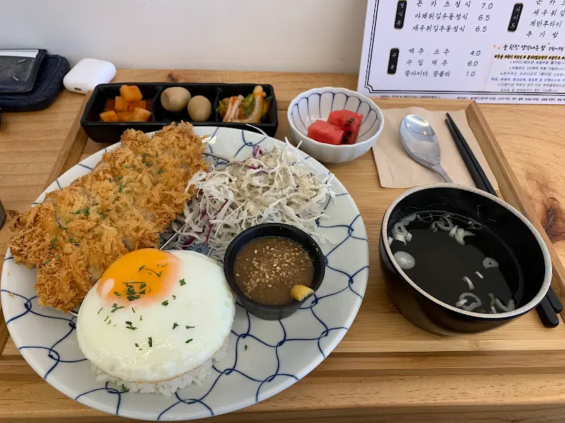 돈까스 정식으로 추정되는 이미지