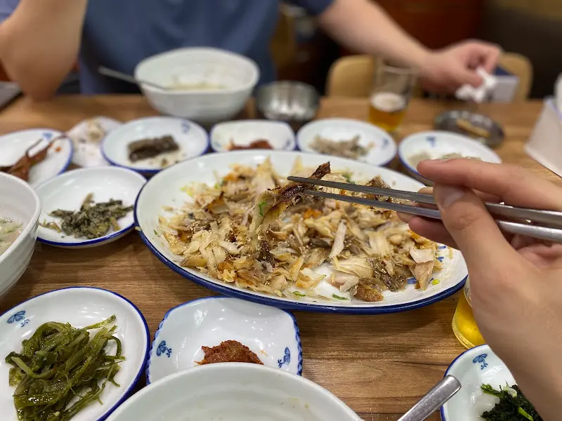 반건조 민어찜을 먹는 모습