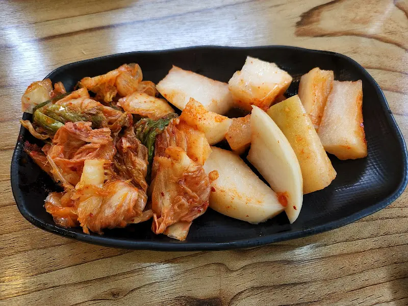 육개장과 함께 제공되는 김치와 깍두기