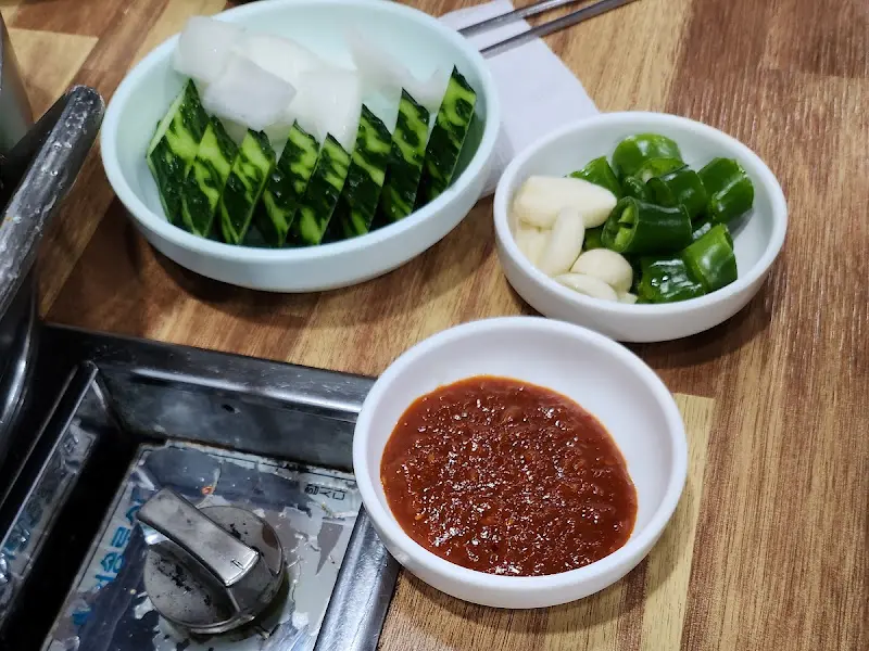 닭갈비와 함께 제공되는 밑반찬