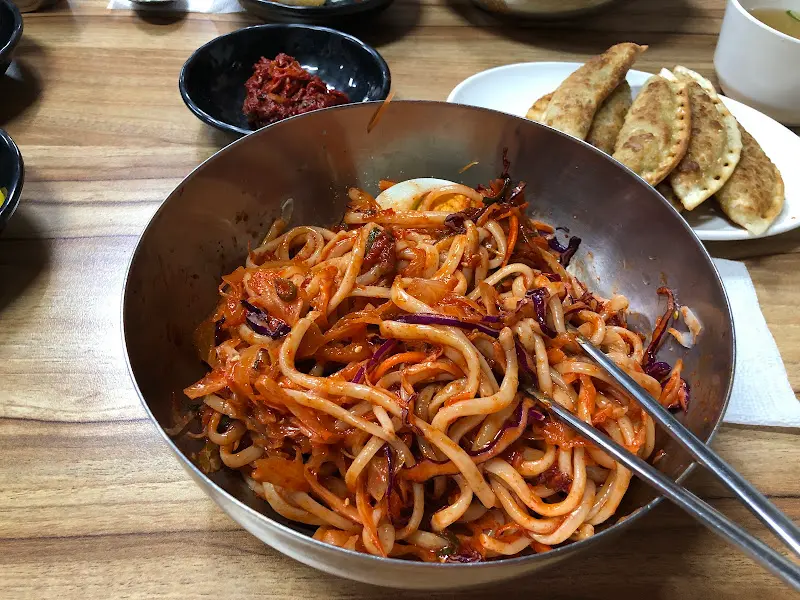 쫄면과 군만두의 환상적인 조합