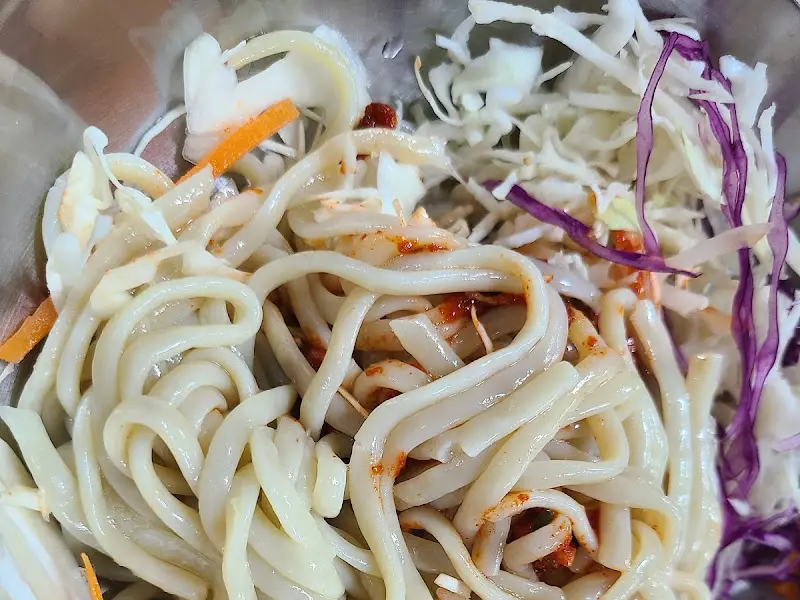 양념이 잘 베어 있는 쫄면 면발