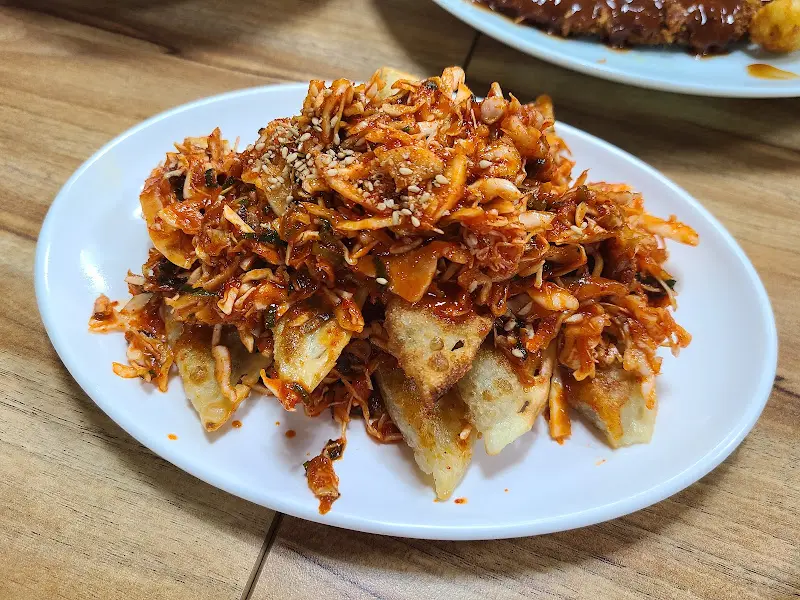 비빔만두의 매콤한 비주얼