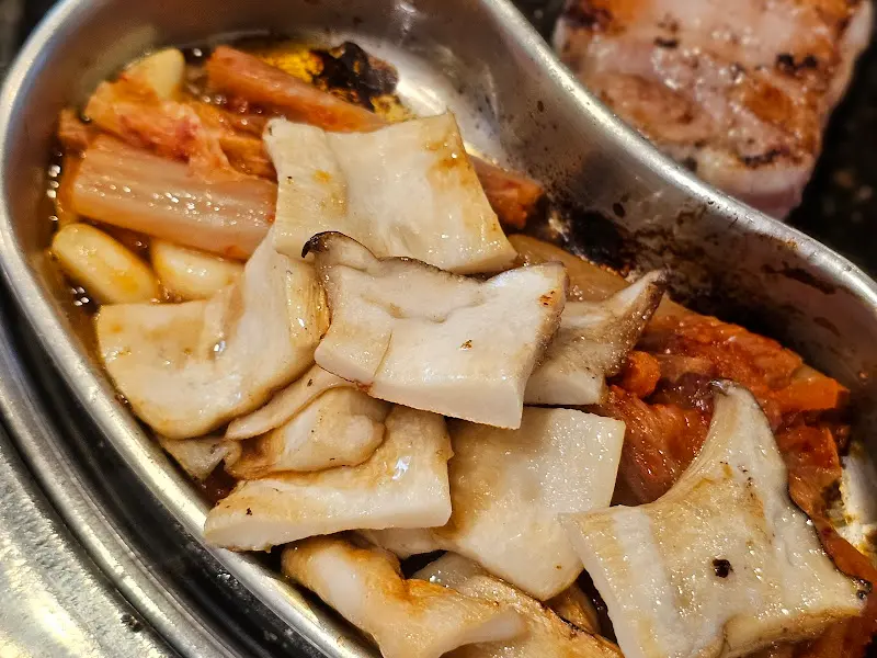 불판 위 김치, 버섯, 마늘