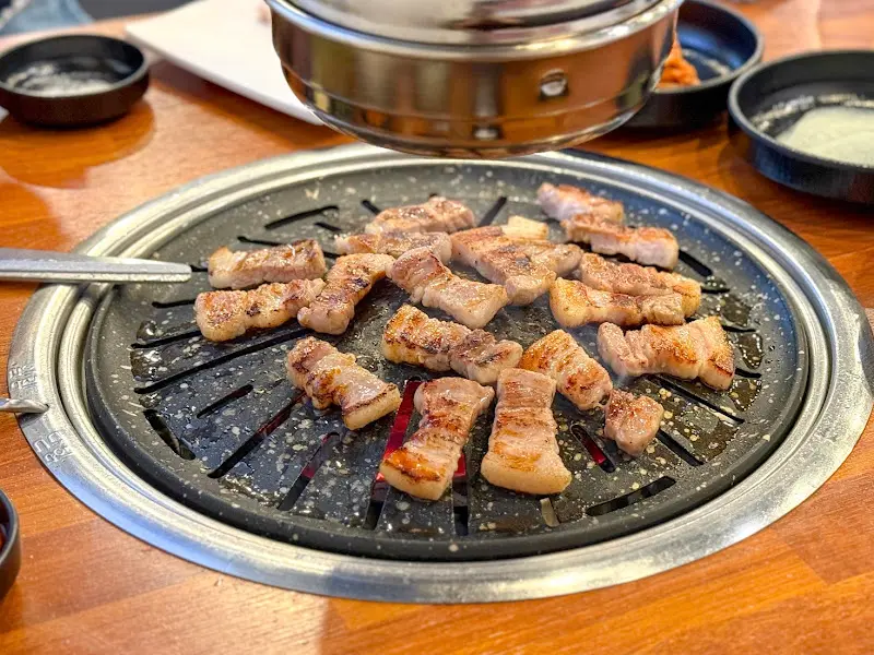 불판 가득 삼겹살