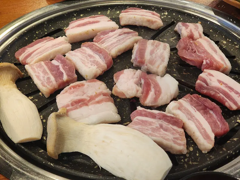 불판 위 삼겹살과 버섯