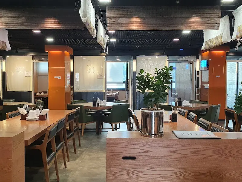 넓고 테이블 간 간격이 넉넉한 식당 내부 전경