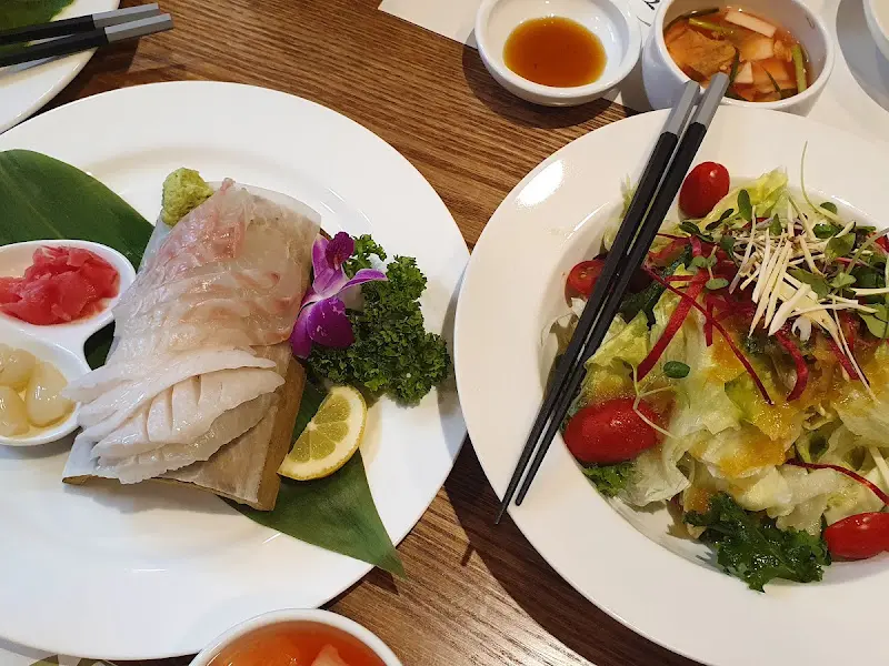 신선한 채소와 드레싱이 조화로운 샐러드