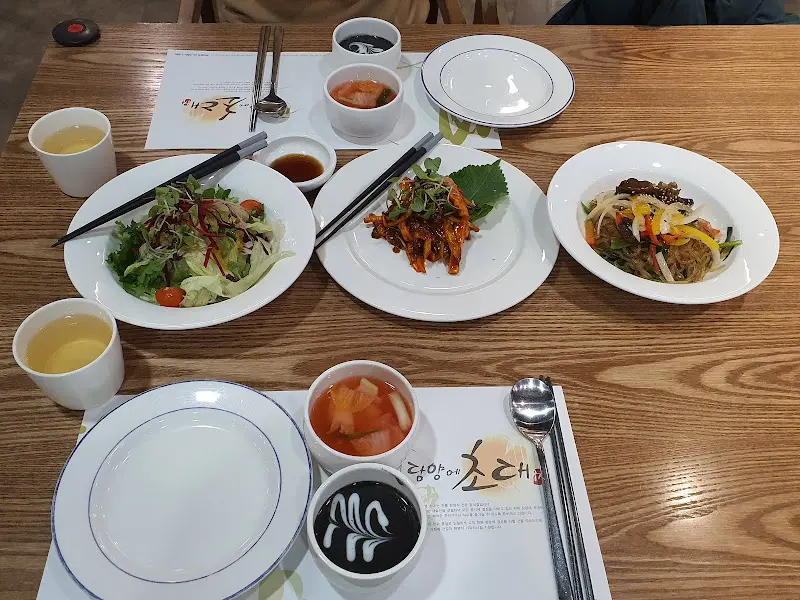 다채로운 구성이 돋보이는 한상차림