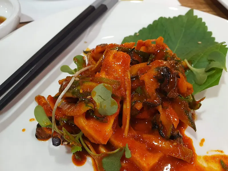 매콤달콤한 양념이 인상적인 요리