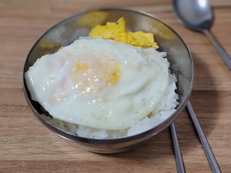 계란후라이가 올라간 밥