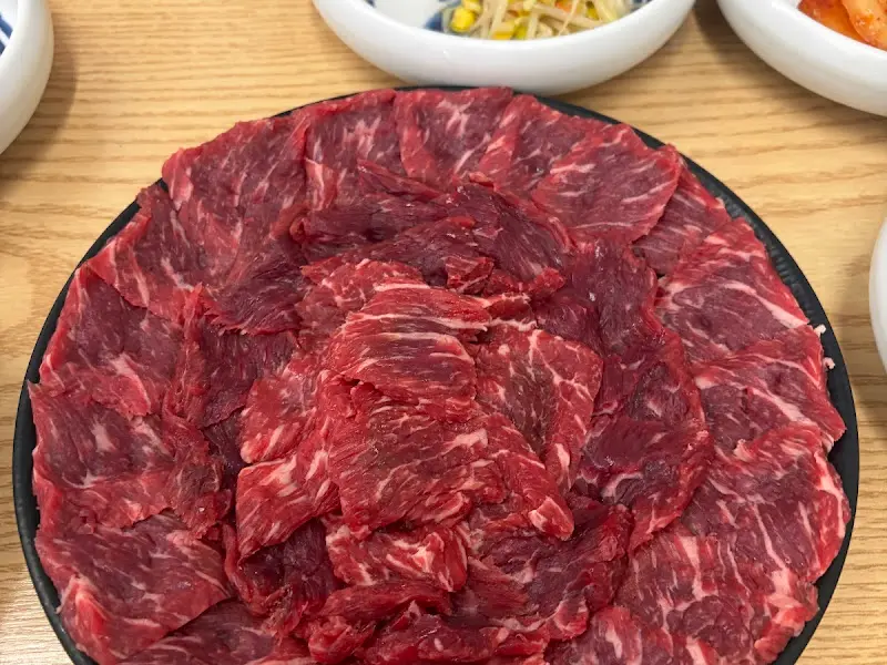 선홍빛 색감이 인상적인 뭉티기의 모습