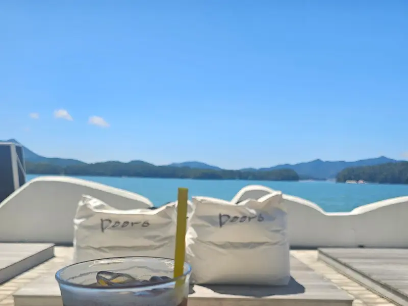 푸른 바다를 배경으로 즐기는 커피 한 잔