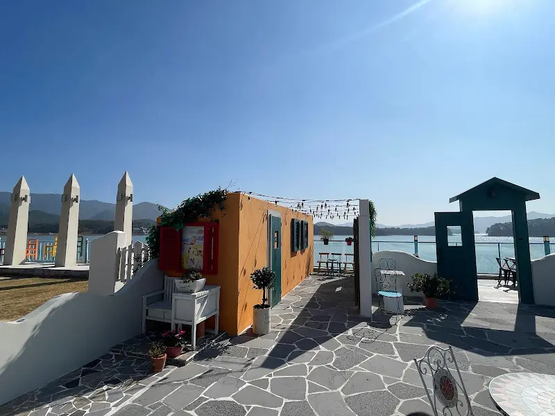 산토리니를 연상시키는 카페의 아름다운 포토존