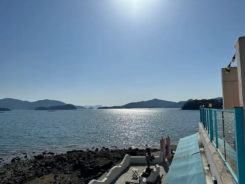 카페에서 바라본 드넓은 바다 풍경