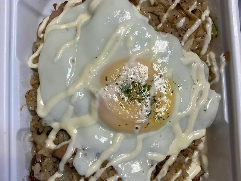 계란이 올라간 볶음밥