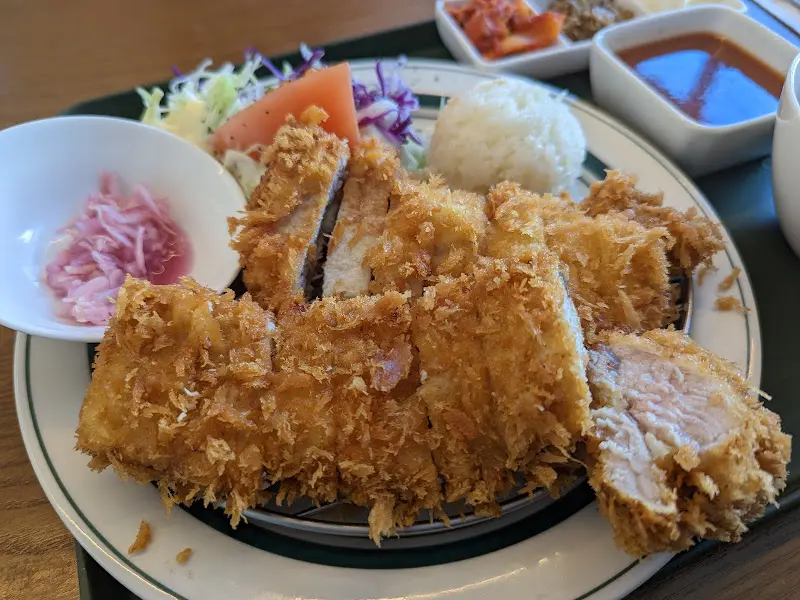 잘라놓은 돈까스의 단면