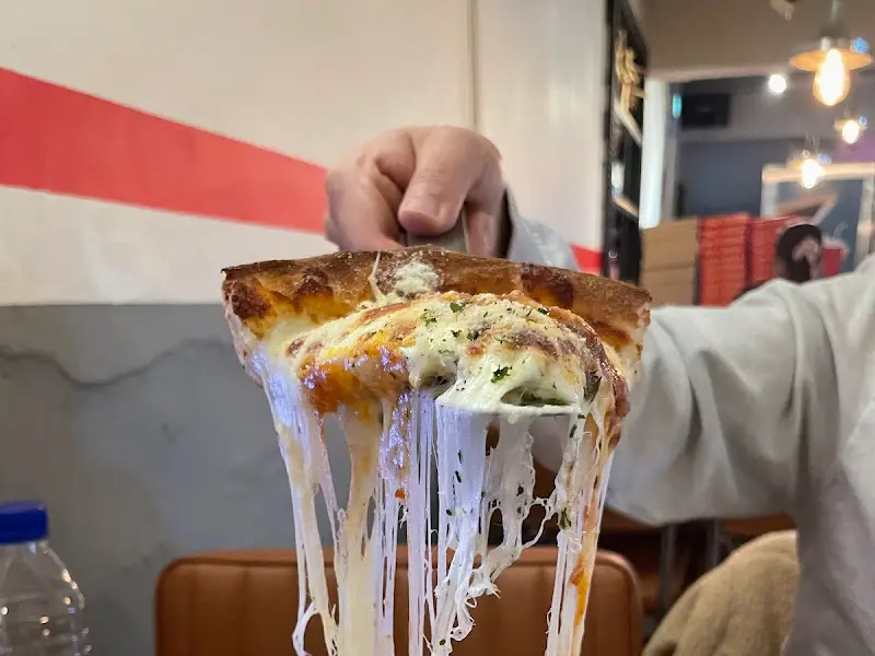 치즈가 늘어나는 시카고 피자