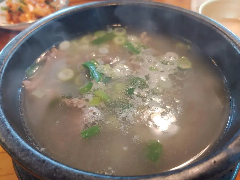 뽀얀 국물이 일품인 곰탕