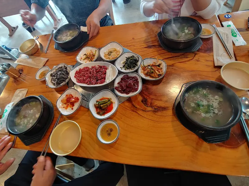 푸짐한 상차림을 한눈에 담은 사진