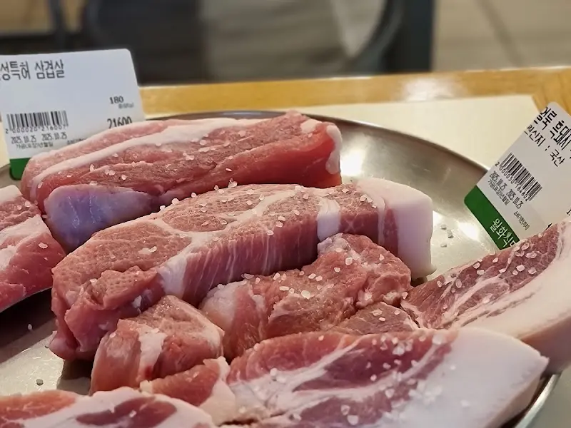 신선한 숙성 삼겹살