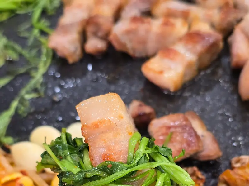 잘 구워진 삼겹살과 미나리