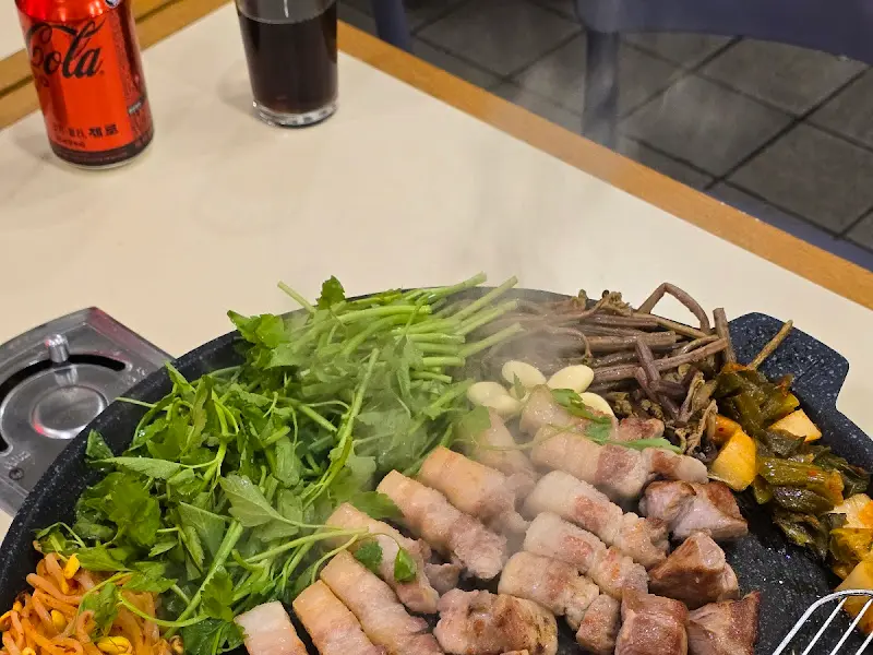 솥뚜껑 위에 구워지는 삼겹살