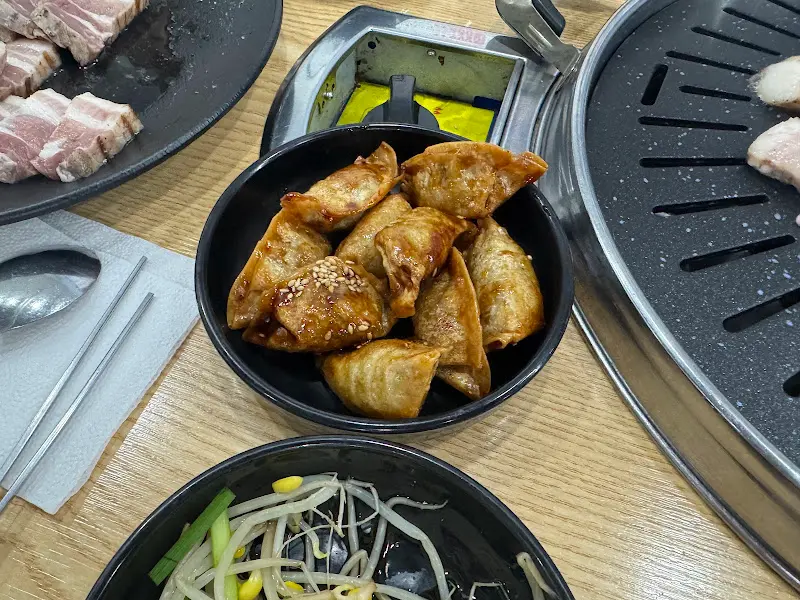 잘 구워진 돼지갈비와 곁들임