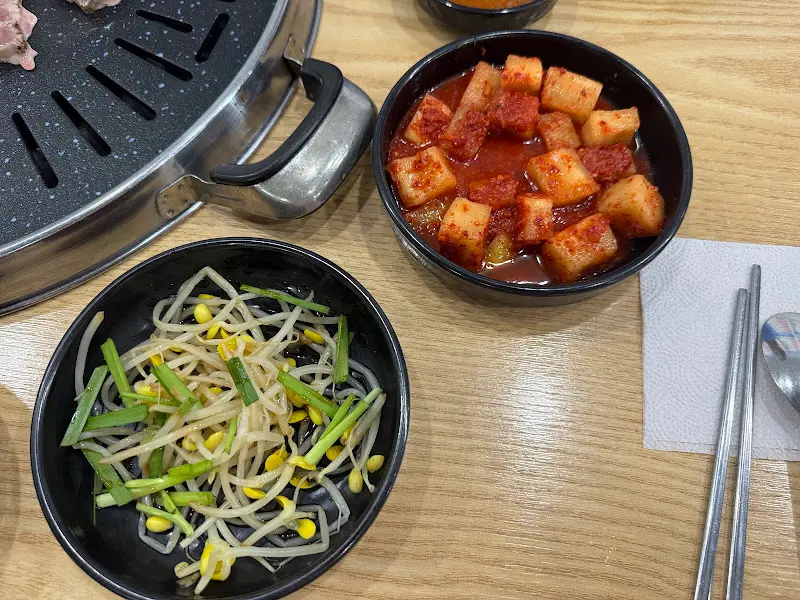 돼지갈비와 곁들임 반찬