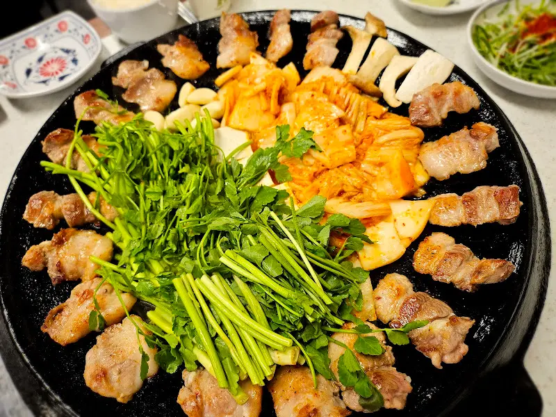 무쇠판 위 삼겹살과 다양한 가니쉬