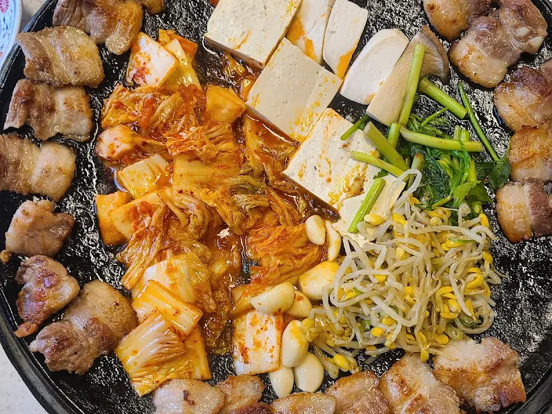 무쇠판 위 삼겹살, 김치, 두부, 콩나물, 마늘