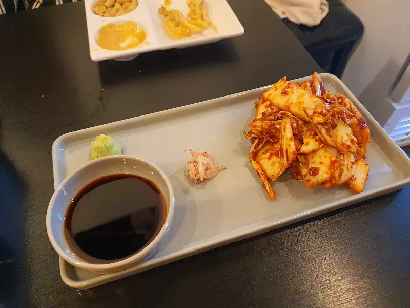 기본 안주로 제공되는 쥐포 튀김과 땅콩