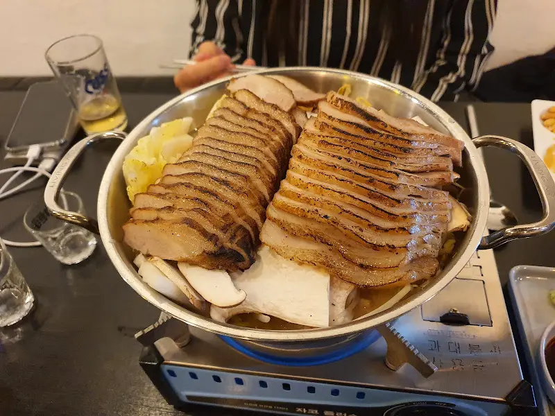 푸짐한 양과 깊은 맛을 자랑하는 수육나베