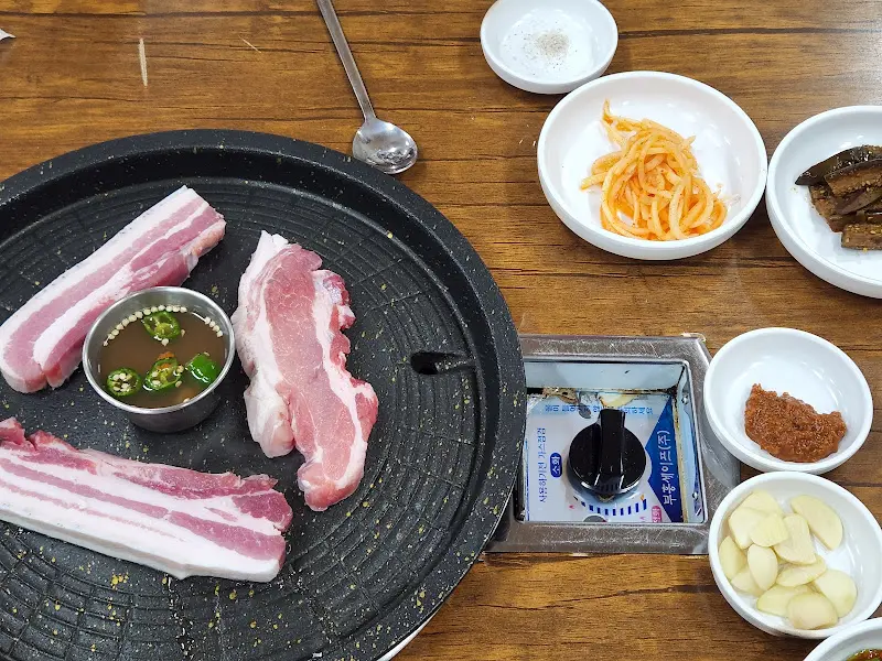 흑돼지 삼겹살과 멜젓