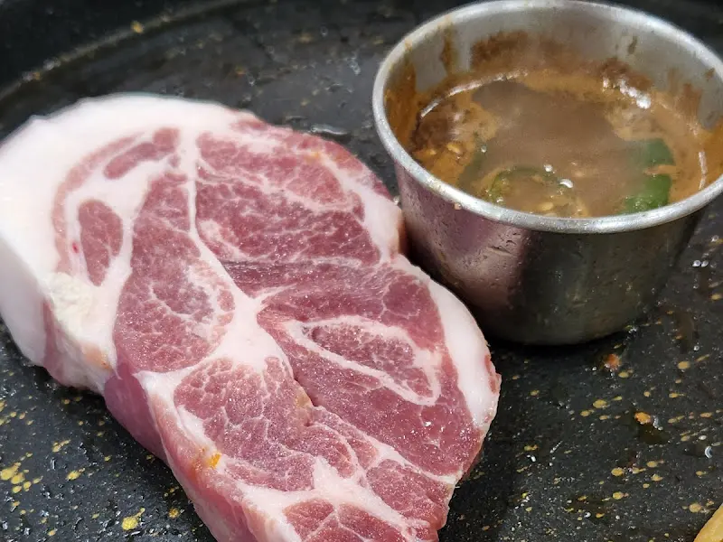 멜젓에 찍은 흑돼지