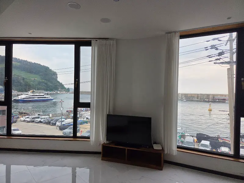 객실에서 바라본 탁 트인 항구 전망