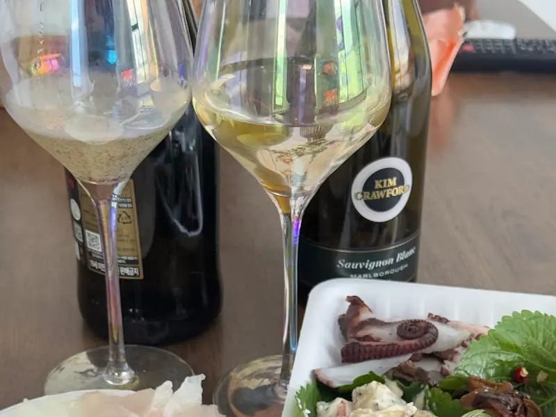 객실에서 즐기는 와인 한 잔