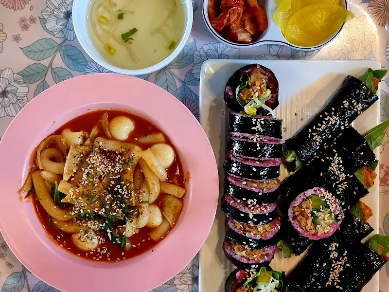 해물 떡볶이와 김밥