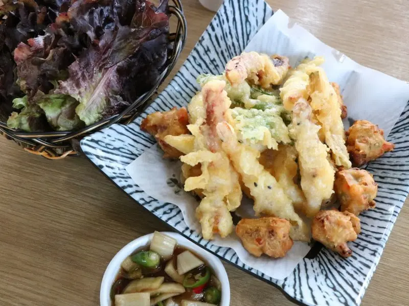 싱싱한 상추와 곁들여 먹는 모듬 튀김