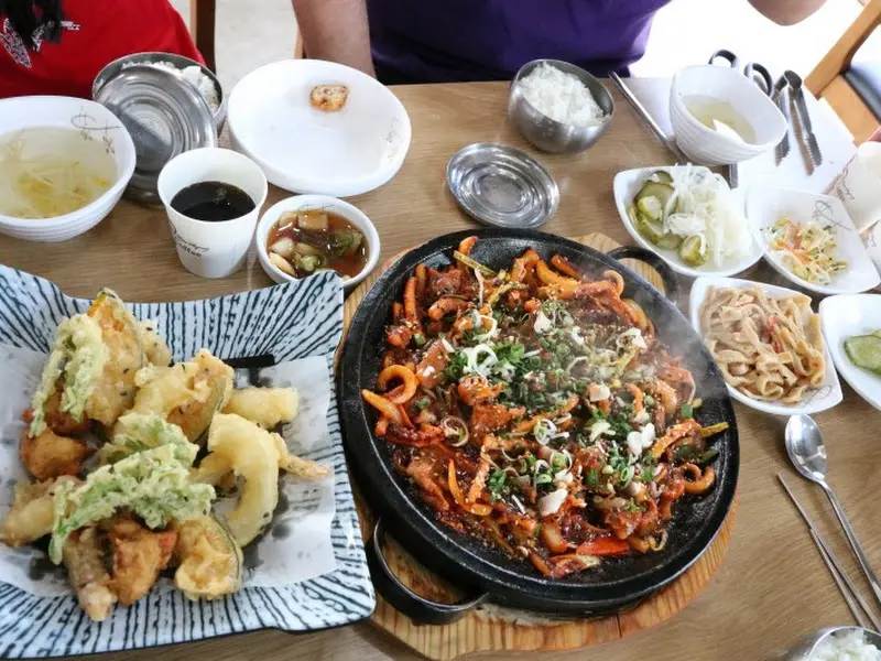 푸짐한 오징어볶음 한 상 차림