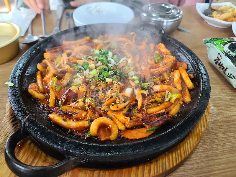 돌판 위에서 지글거리는 오징어볶음