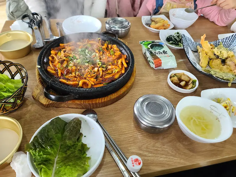 푸짐하게 차려진 오징어볶음과 상추튀김