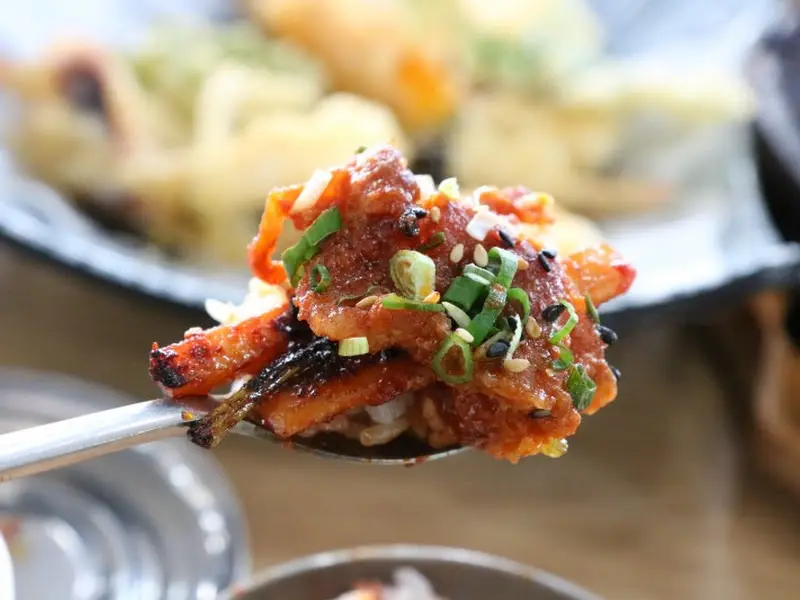 숟가락 위에 올려진 오징어볶음