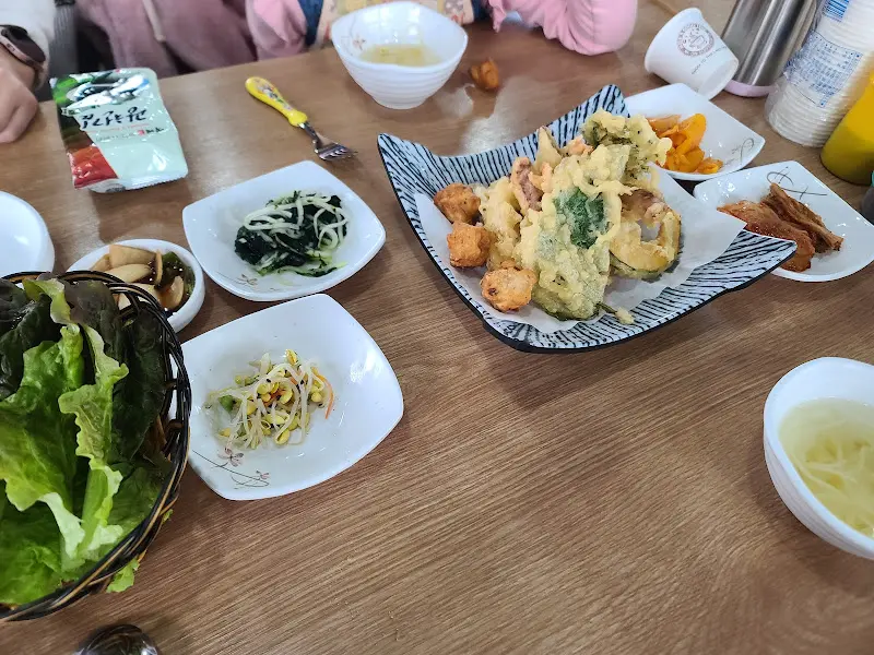 상추튀김과 다양한 밑반찬