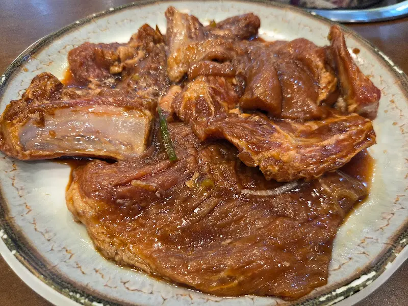 접시에 담겨 나온 돼지갈비