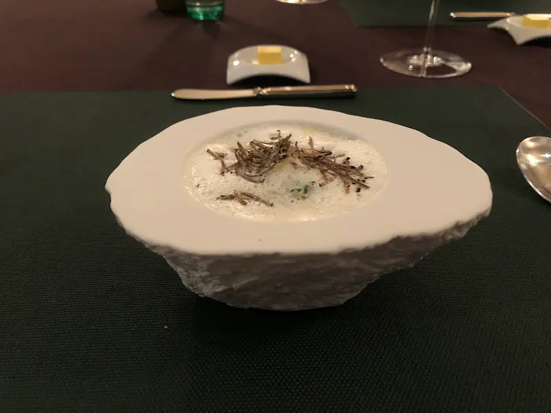 독특한 디자인의 수프 그릇